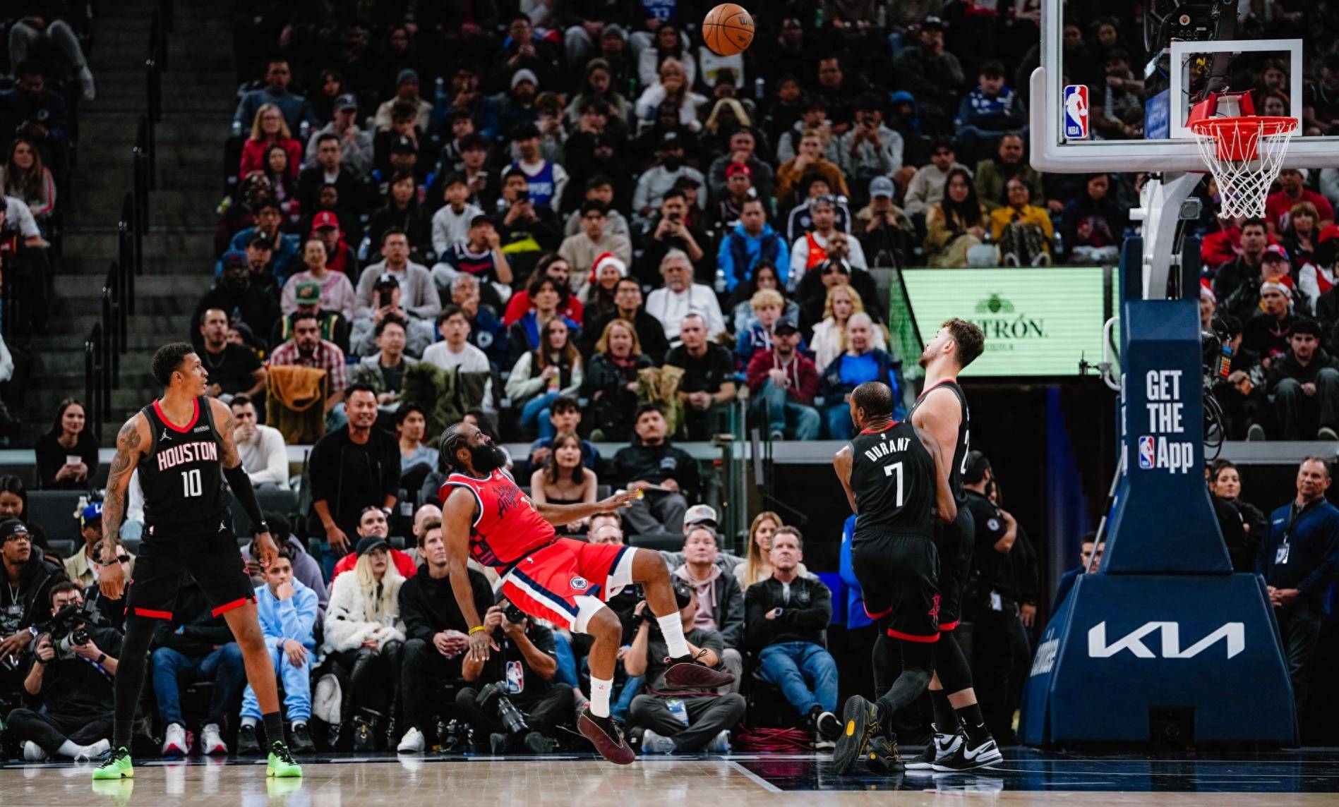 南宫- 哈登在中国前呼后拥万人追捧 